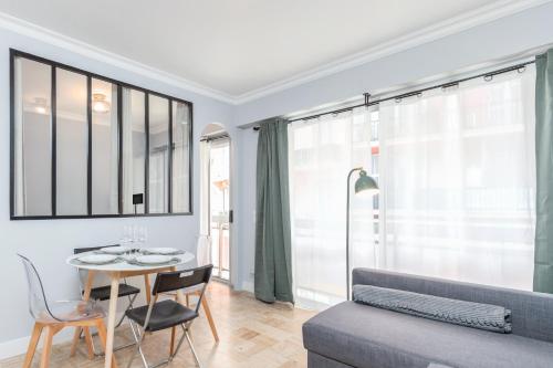 un salon avec une table et un canapé dans l'établissement Les tennis, à Roquebrune-Cap-Martin