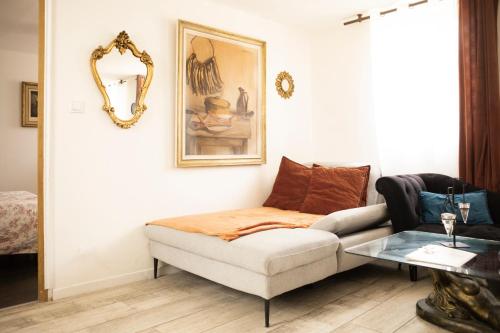 un salon avec un canapé et une table en verre dans l'établissement Appartement Chez Mamie centre et Nausicaa, à Boulogne-sur-Mer