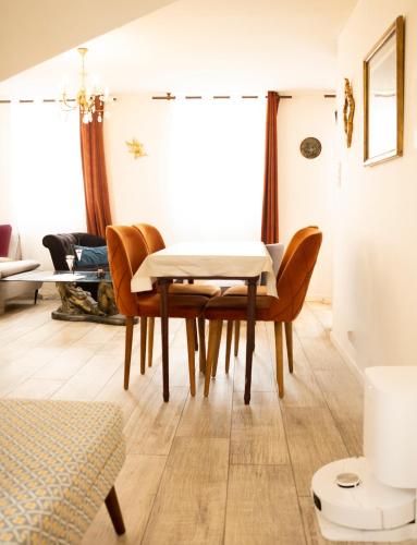 une salle à manger avec une table et des chaises dans l'établissement Appartement Chez Mamie centre et Nausicaa, à Boulogne-sur-Mer