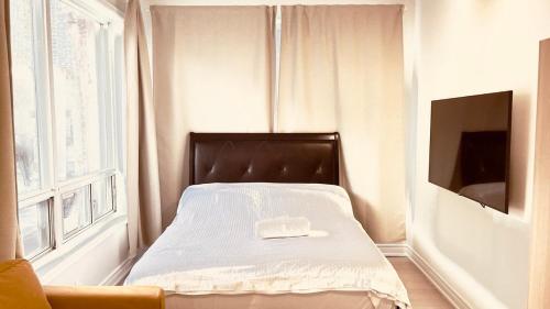Postel nebo postele na pokoji v ubytování Warm Downtown Home