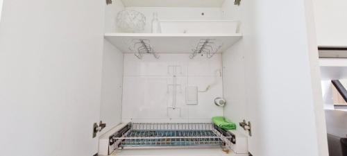 ein weißes Badezimmer mit Waschbecken und Dusche in der Unterkunft CORVE0106 - Condomínio Villa di Capri in Salvador