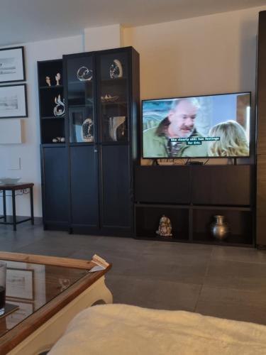 salon z telewizorem i psem na ekranie w obiekcie Lazydays w Puerto del Carmen
