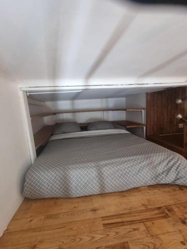 un lit avec deux oreillers dessus dans une chambre dans l'établissement La perle medievale, à Sarlat-la-Canéda