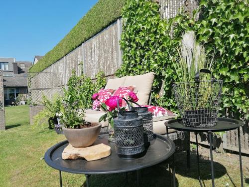 a table with flowers on it on a patio at B&B Hof van Vervoering in Voeren