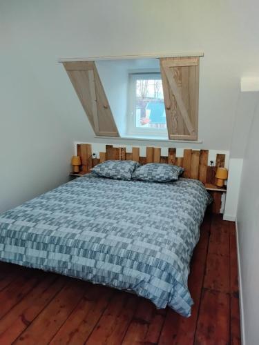 une chambre avec un lit et une fenêtre dans l'établissement Gîte du Jour J, Sainte-Mère-Église centre, à Sainte-Mère-Église