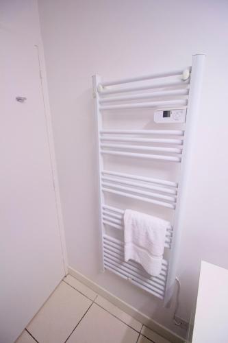 - un réfrigérateur blanc avec une serviette dans l'établissement Hypercentre Cherbourg - Super appartement en RDC, intendance Luxury Host, à Cherbourg en Cotentin