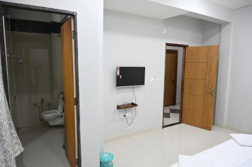 Un baño de Hotel RRR Palace