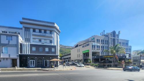 パールにあるThe Botanic High Goldの高層ビルと車通りの街道