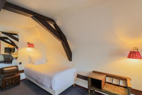 Hôtel Les Trois Lupparsにあるベッド