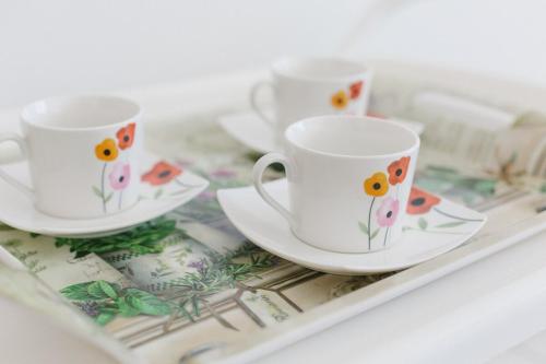 dos tazas y platillos en una bandeja con dinero en Punta! Bem localizado e completo!, en Punta del Este