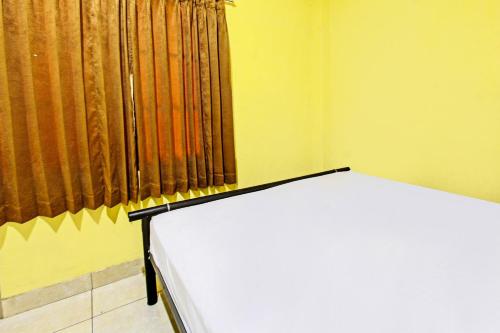 Hotel O Kos Agi Mataram Near Masjid Hissoh Al-Fahamにあるベッド