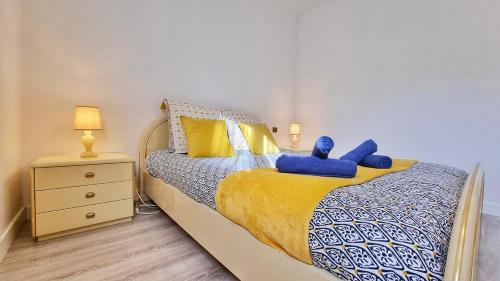 - une chambre avec un lit et des serviettes bleues dans l'établissement Chez Coralie - T2, 2 pers, parking, balcon, à Colmar