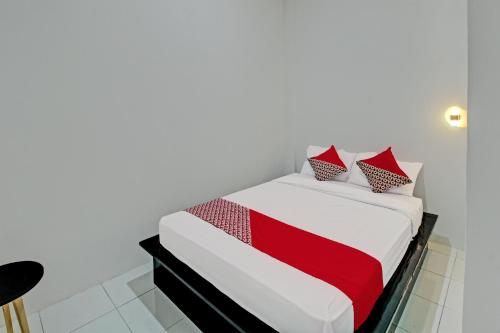 Ένα ή περισσότερα κρεβάτια σε δωμάτιο στο Hotel O Sirih Gading Family Guest House