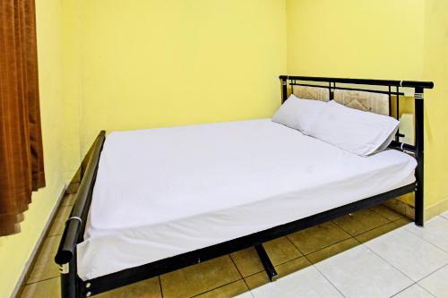 TanjungkarangにあるHotel O Kos Agi Mataram Near Masjid Hissoh Al-Fahamの黒枠のベッド