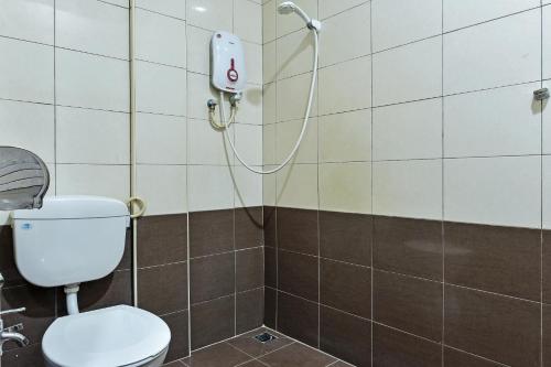 a shower in a bathroom with a toilet at Hotel O Pendang Lake Formerly D Jiwa in Pendang