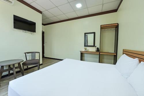 a hotel room with a bed and a table at Hotel O Pendang Lake Formerly D Jiwa in Pendang