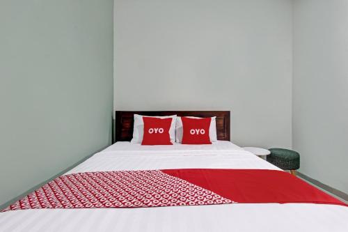 Кровать или кровати в номере OYO Life 92428 Samudera Guesthouse