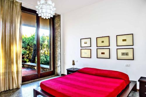 カスティリオーネ・デッラ・ペスカーイアにあるAppartamenti alle Rocchette mareのベッドルーム1室(赤いベッド1台、大きな窓付)