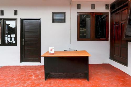 a room with a wooden counter and two doors at OYO 92459 Cahyo Kost 2 in Semarang