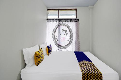 Кровать или кровати в номере SPOT ON 92388 Villa Segi Delapan