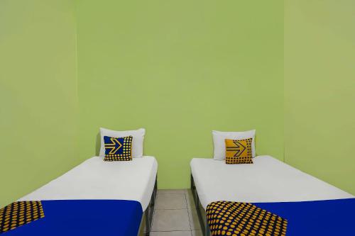 Кровать или кровати в номере OYO Life 92474 Penginapan Rusunawa Ii