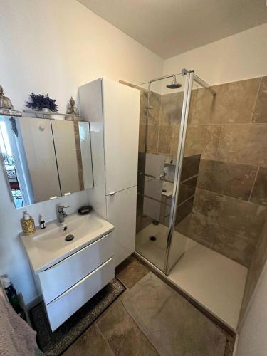 une salle de bain avec un lavabo et une douche dans l'établissement Résidence Fleur De Mai - Joli T3 5 couchages proche du port de Sanary sur Mer MAE-8871, à Sanary-sur-Mer