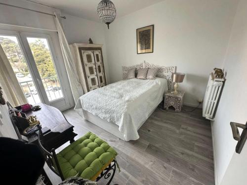 une chambre avec un lit, une chaise et une fenêtre dans l'établissement Résidence Fleur De Mai - Joli T3 5 couchages proche du port de Sanary sur Mer MAE-8871, à Sanary-sur-Mer