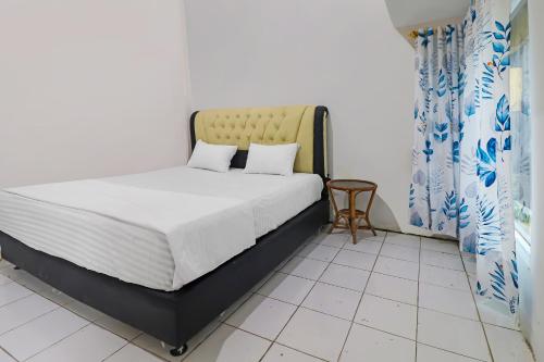 Postel nebo postele na pokoji v ubytování Hotel O Wisma Permata Syariah
