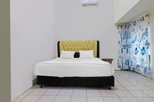 Postel nebo postele na pokoji v ubytování Hotel O Wisma Permata Syariah