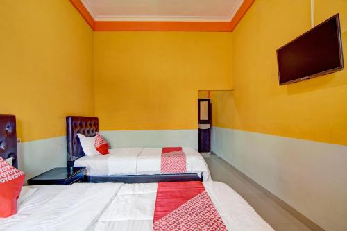 Кровать или кровати в номере Hotel O Wisma Sakinah Syariah