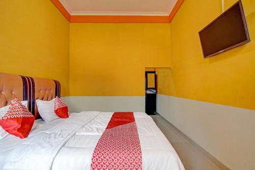 Кровать или кровати в номере Hotel O Wisma Sakinah Syariah