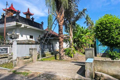 Taman di luar Hotel O Sukandi Homestay Near The Semeton Homestay