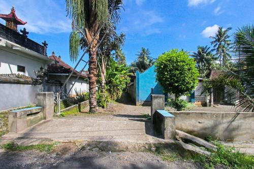 Taman di luar Hotel O Sukandi Homestay Near The Semeton Homestay