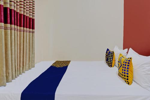 Ένα ή περισσότερα κρεβάτια σε δωμάτιο στο Hotel O Penginapan Kangean SyariahNearTaman Merdeka Kalianget