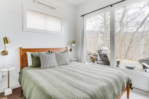 Katil atau katil-katil dalam bilik di Luray Black Walnut Cabin on 2 Acres with Fire Pit!