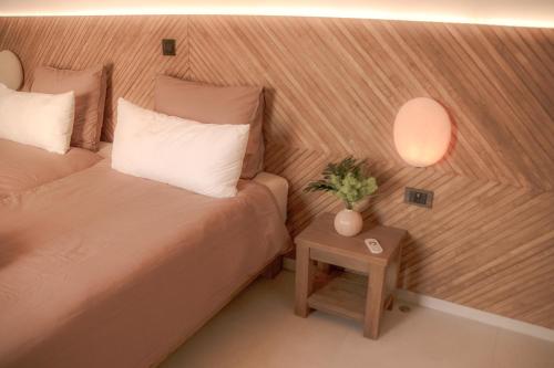 a room with two beds and a table with a lamp at Résidence Alissa Charleroi Airport in Charleroi