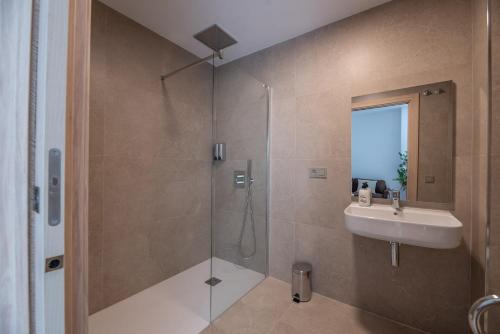 un bagno con doccia e lavandino di NUBA apartamentos turísticos a Monforte de Lemos