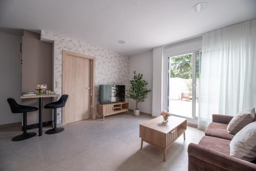 un soggiorno con un divano e un tavolo di NUBA apartamentos turísticos a Monforte de Lemos