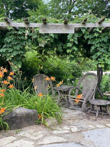 Κήπος έξω από το The Inn on the Olde Homestead