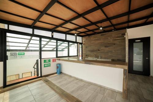 Kuchyň nebo kuchyňský kout v ubytování Capital O Hotel Boutique Las Torres