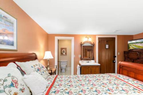 a bedroom with a large bed and a bathroom at Briarstone Inn Unit 3 in Galena