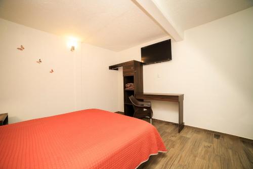 TV a/nebo společenská místnost v ubytování Capital O Hotel Boutique Las Torres