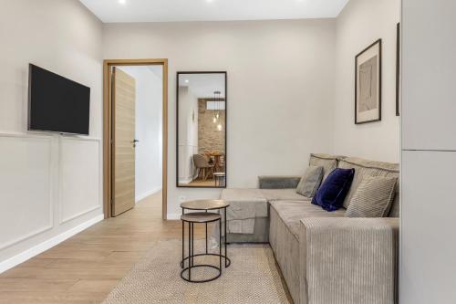 un salon avec un canapé et une table dans l'établissement Cannes Riviera By SCLS Locations, à Cannes