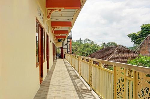 Балкон или терраса в OYO Life 92568 Penginapan Joglo Syariah