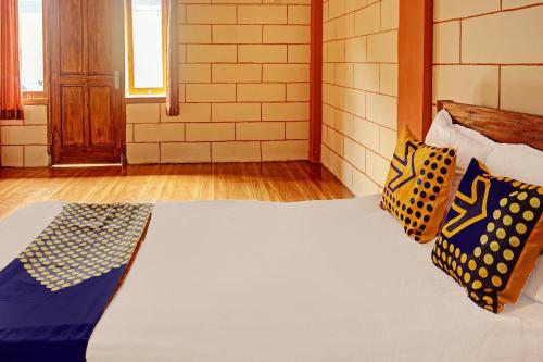 Кровать или кровати в номере OYO Life 92568 Penginapan Joglo Syariah