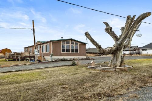 a house with a tree in front of it at Harry Potter and the Scenic Escape in Yakima