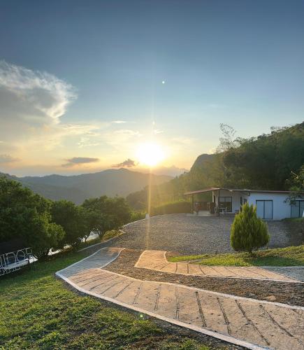 a view of the sun setting over a house at FINCA LAS MARÍAS 2 in Vergara