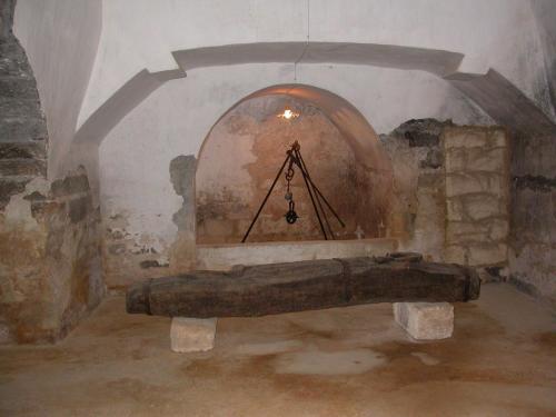 a room with a large cannon in a building at Agriturismo Francesca Stajano in Alezio