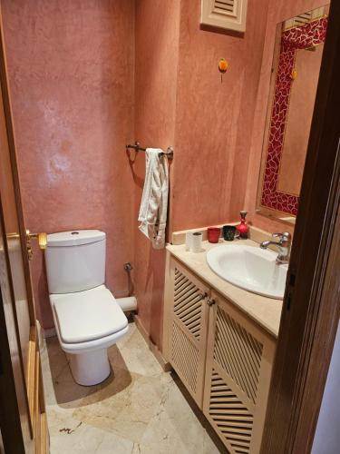 ein Badezimmer mit Toilette und Waschbecken in der Unterkunft Appartement de luxe Résidence Majorelle in Marrakesch