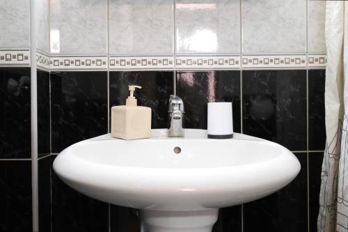 Un baño de Apartments Moskov